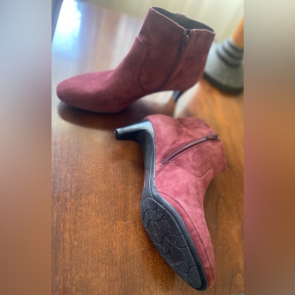 Tacoma Burgundy Suede Comfortiva 2 Inch Heel Studded Ankle Boot Sz 8 1/2 - Picture 9 of 13